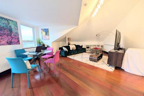 2 bedroom flat to rent, Iona Crescent, Cippenham