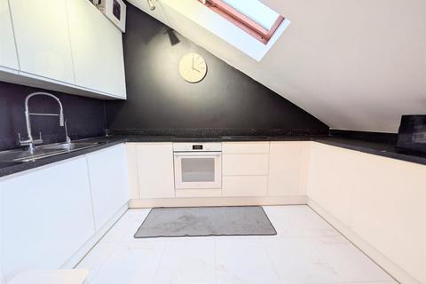 2 bedroom flat to rent, Iona Crescent, Cippenham