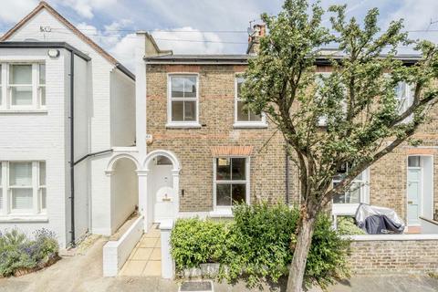2 bedroom house to rent, Lillian Road, London SW13