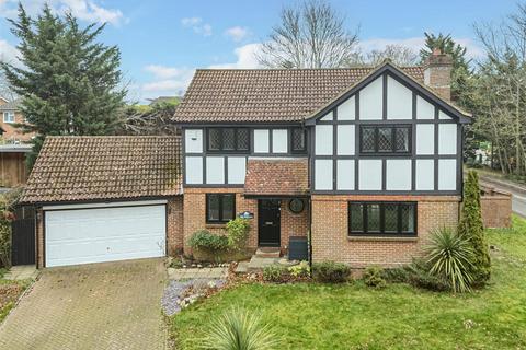 4 bedroom detached house to rent, Grey Alders, Banstead
