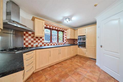 4 bedroom detached house to rent, Grey Alders, Banstead