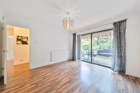 4 bedroom detached house to rent, Grey Alders, Banstead