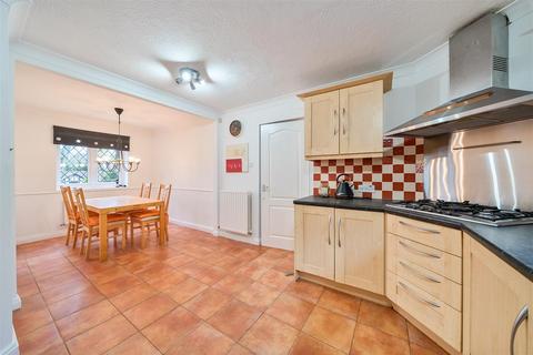 4 bedroom detached house to rent, Grey Alders, Banstead