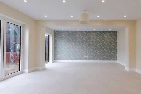 3 bedroom detached bungalow to rent, Links Way, Rickmansworth WD3