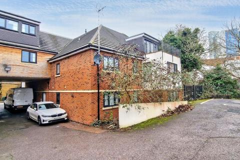 3 bedroom flat to rent, New Road, Basingstoke RG21