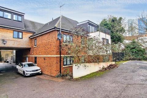 3 bedroom flat to rent, New Road, Basingstoke RG21