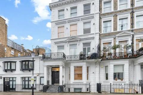 Studio to rent, Courtfield Gardens, London SW5