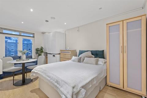 Studio to rent, Courtfield Gardens, London SW5