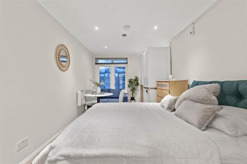 Studio to rent, Courtfield Gardens, London SW5