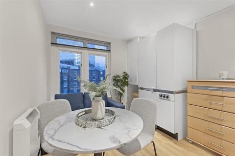 Studio to rent, Courtfield Gardens, London SW5