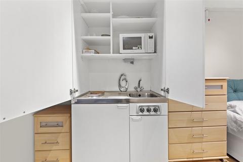 Studio to rent, Courtfield Gardens, London SW5