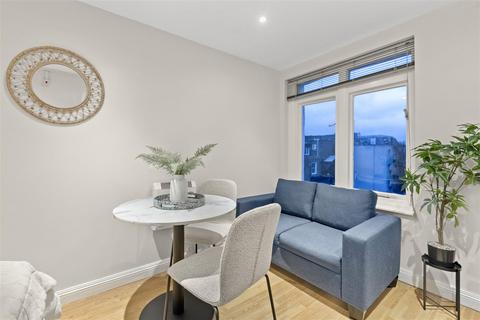 Studio to rent, Courtfield Gardens, London SW5