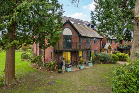2 bedroom flat for sale, Woburn Hill Park, Woburn Hill, Addlestone, KT15