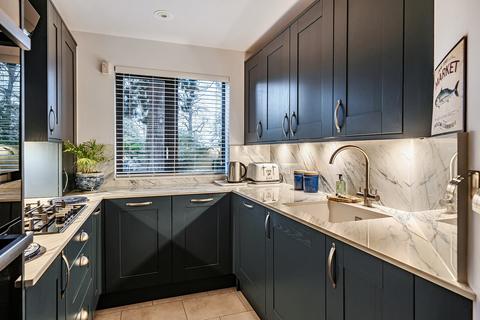 2 bedroom flat for sale, Woburn Hill Park, Woburn Hill, Addlestone, KT15