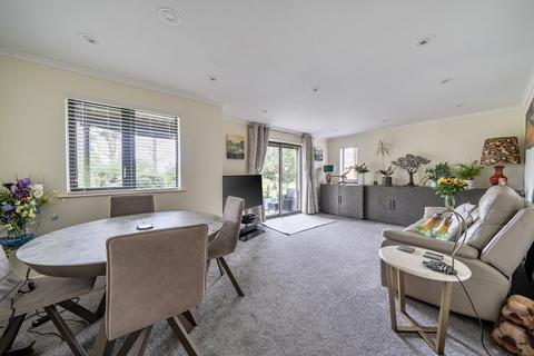2 bedroom flat for sale, Woburn Hill Park, Woburn Hill, Addlestone, KT15