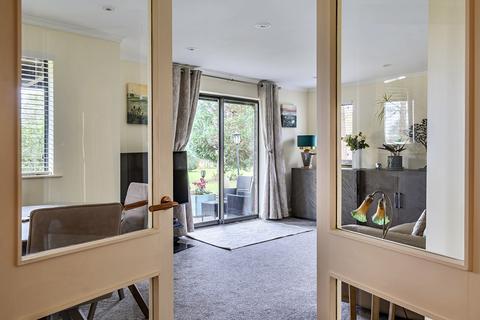 2 bedroom flat for sale, Woburn Hill Park, Woburn Hill, Addlestone, KT15
