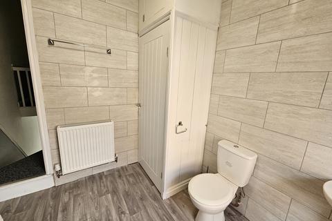 2 bedroom terraced house to rent, Middleburg Street, Hull