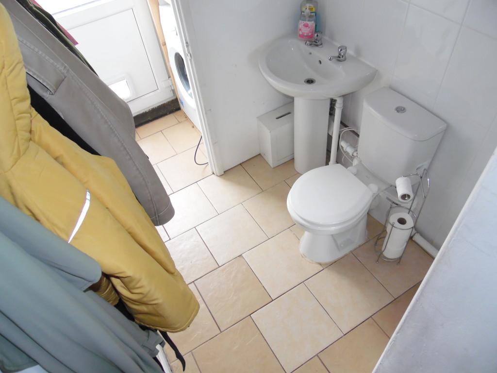Downstairs shower room (1)