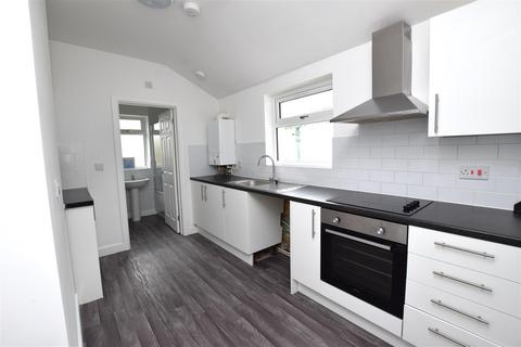 2 bedroom flat to rent, Langdon Road, Rochester