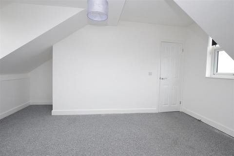 2 bedroom flat to rent, Langdon Road, Rochester