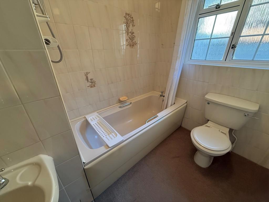 22 Park Drive Bathroom