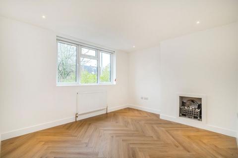 Studio to rent, Ellesmere Road, London W4