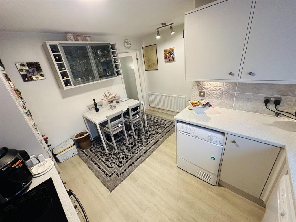 Kitchen2.jpg