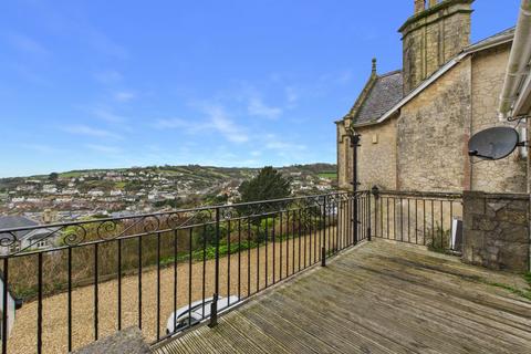 2 bedroom maisonette to rent, New Road, Beer,