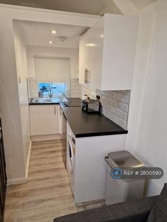 Studio to rent, Endersleigh Gardens, London, NW4