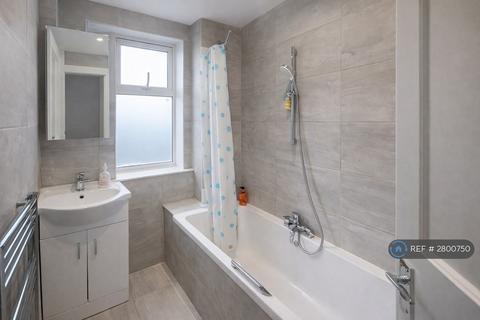 1 bedroom in a flat share to rent, Empire Way, Wembley, HA9