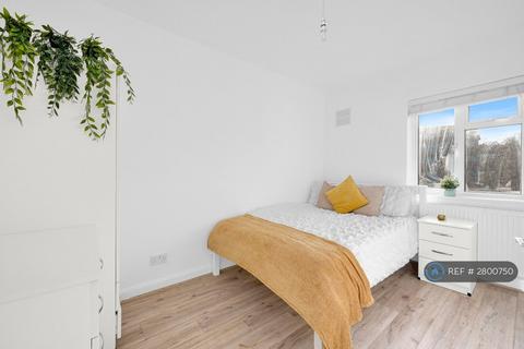 1 bedroom in a flat share to rent, Empire Way, Wembley, HA9