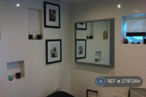 Studio to rent, The Summerhouse, London, E15