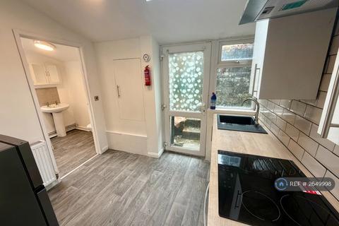 4 bedroom terraced house to rent, Miles St, Ferndale, CF43