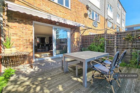 3 bedroom maisonette to rent, Moore Walk, London, E7