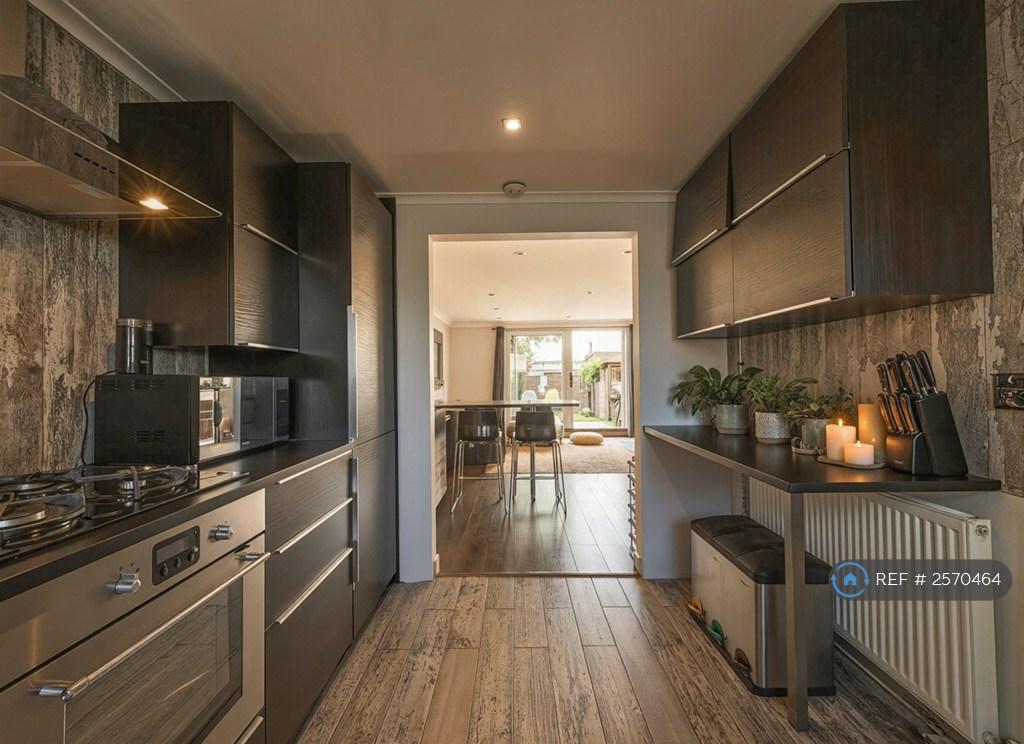 Fully Fitted Kitchen