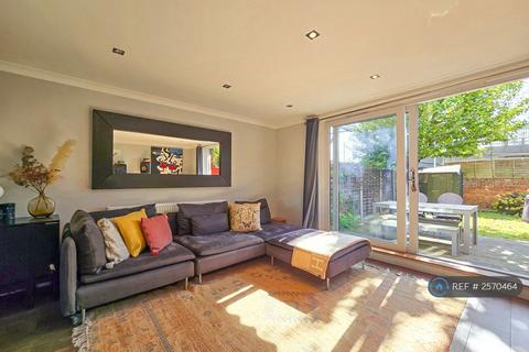3 bedroom maisonette to rent, Moore Walk, London, E7