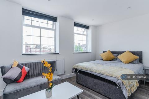 1 bedroom in a house share to rent, Parade Mansions, London, NW4