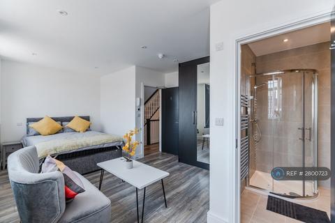 1 bedroom in a house share to rent, Parade Mansions, London, NW4