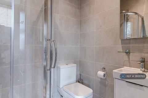 1 bedroom in a house share to rent, Parade Mansions, London, NW4