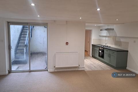 3 bedroom flat to rent, Farm Road, Hove, BN3