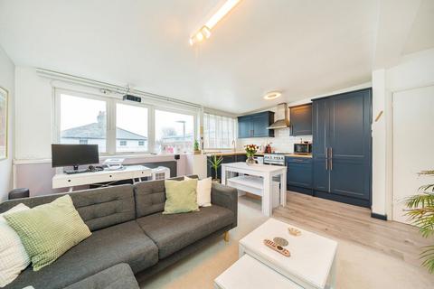 2 bedroom flat to rent, Lower Richmond Road, London SW15