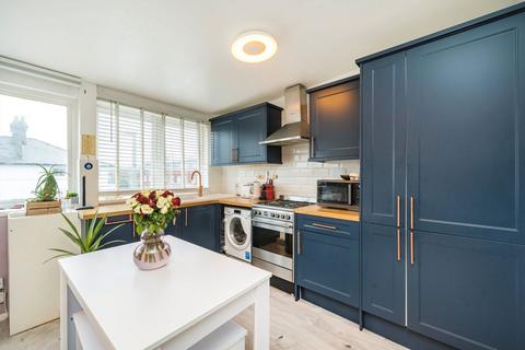 2 bedroom flat to rent, Lower Richmond Road, London SW15