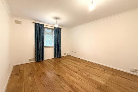 1 bedroom flat to rent, Woodfield Court, Benhill Wood Road, Sutton