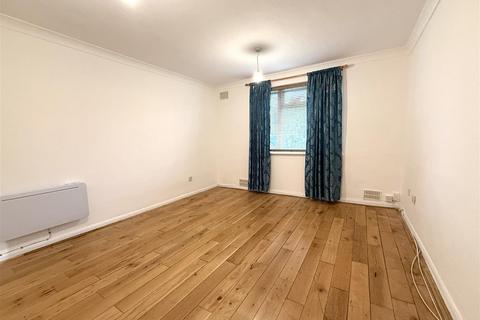 1 bedroom flat to rent, Woodfield Court, Benhill Wood Road, Sutton