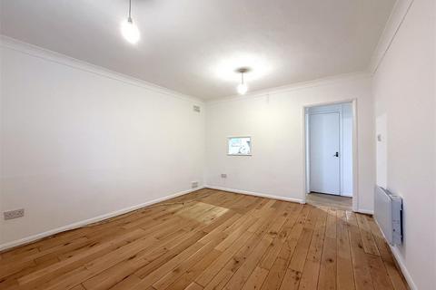 1 bedroom flat to rent, Woodfield Court, Benhill Wood Road, Sutton