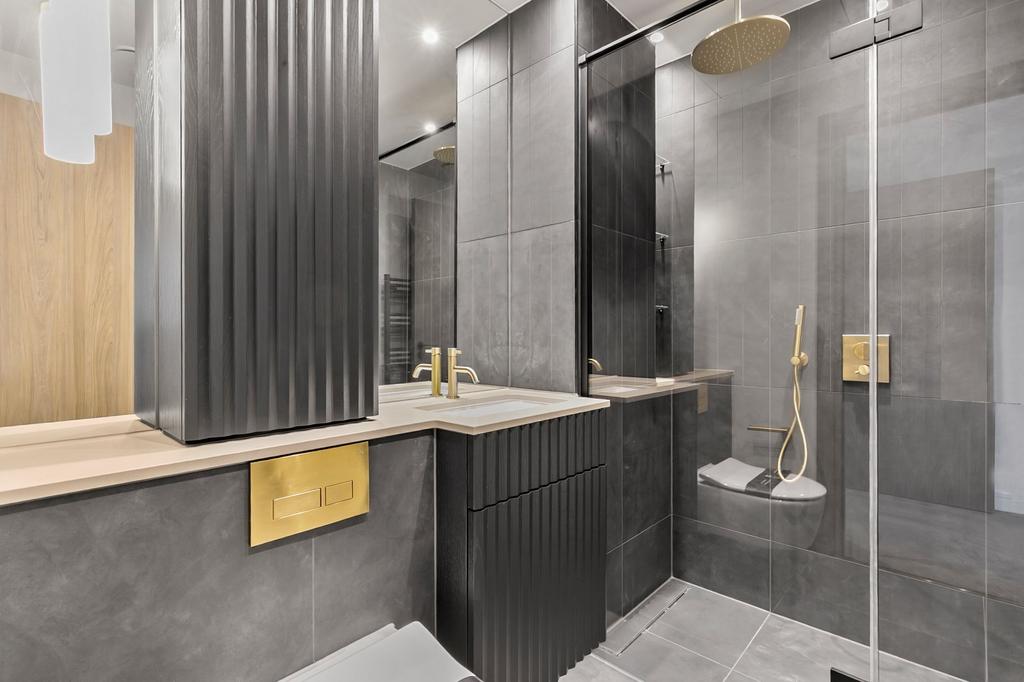 En-Suite Bathroom