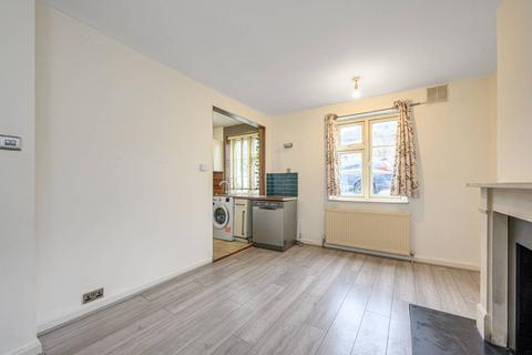 2 bedroom maisonette to rent, Addison Way, Hampstead Garden Suburb, London, NW11