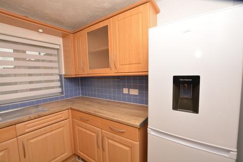 2 bedroom apartment to rent, Hurworth Avenue, Slough