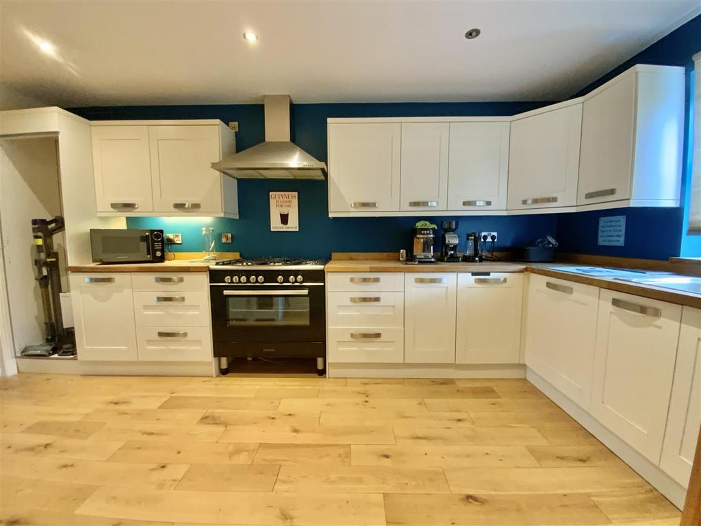 Kitchen/ Dining Room