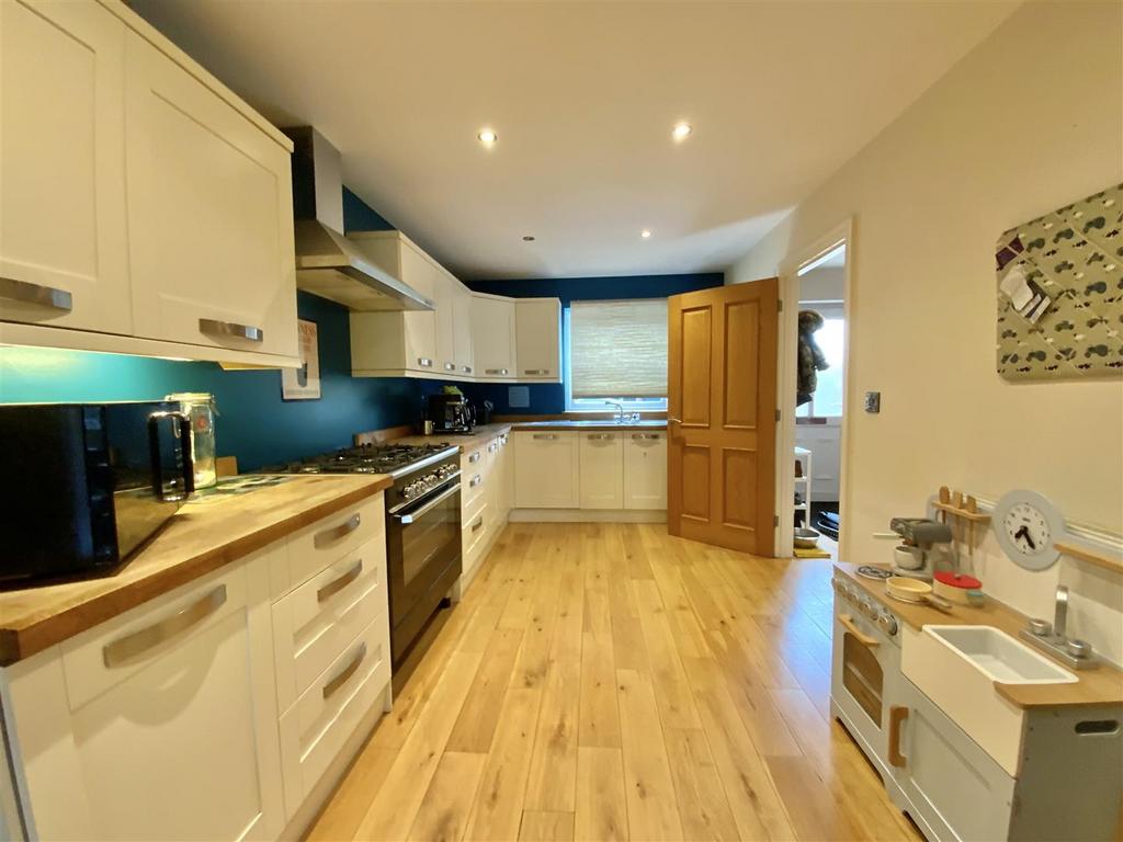 Kitchen/ Dining Room